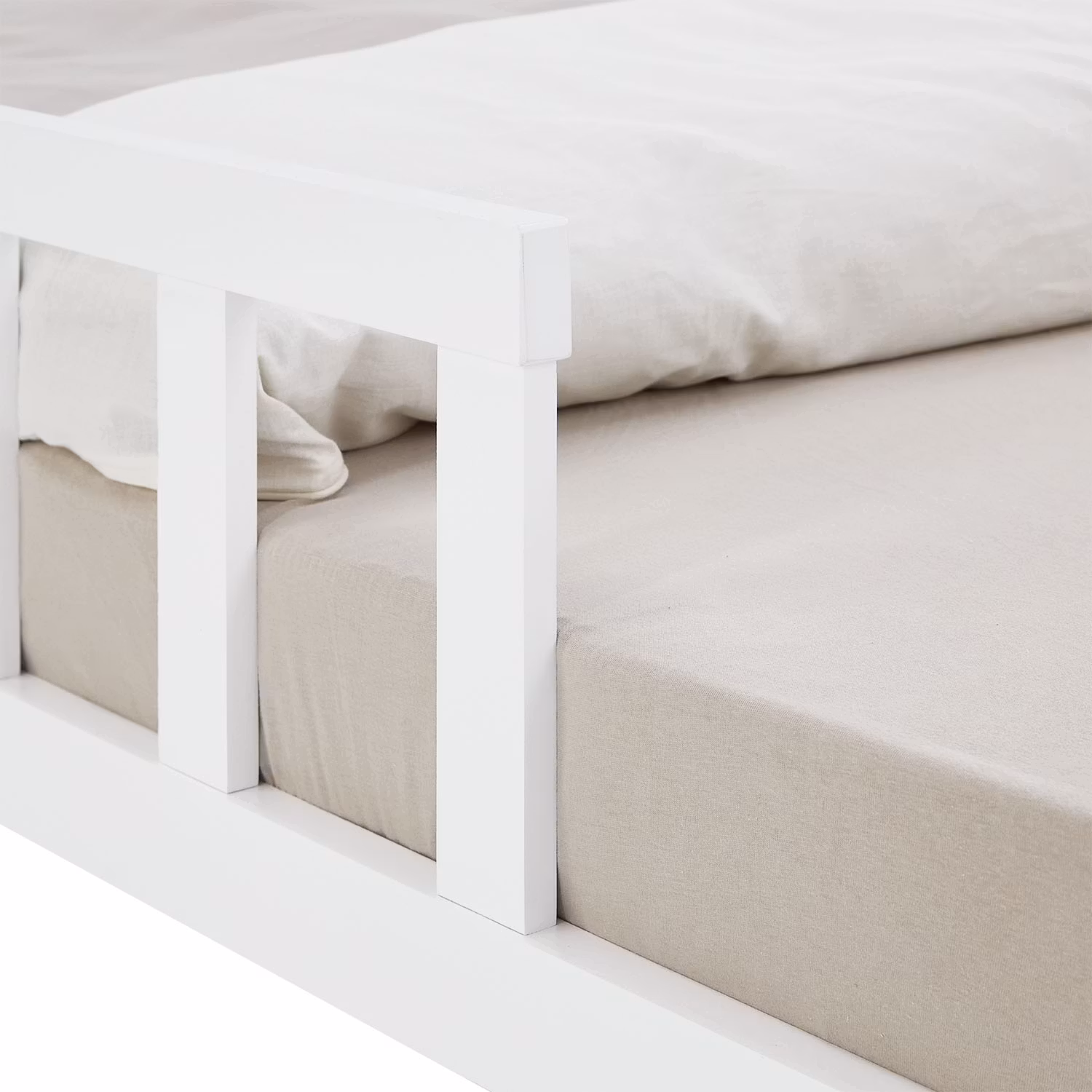 Montessori hvid børneseng med beskyttelseskant, 120x200 cm