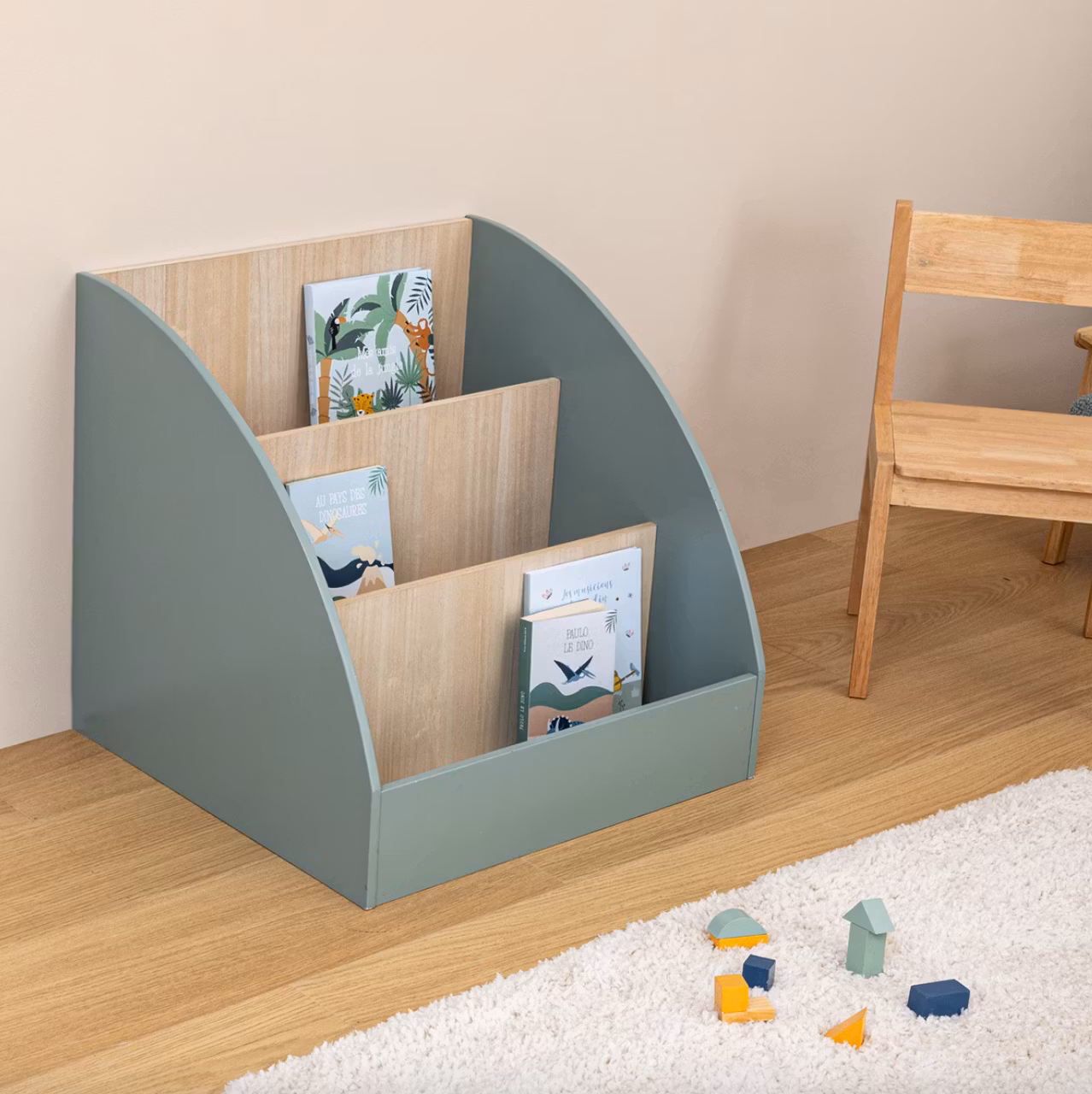 Grøn bogreol til børneværelset