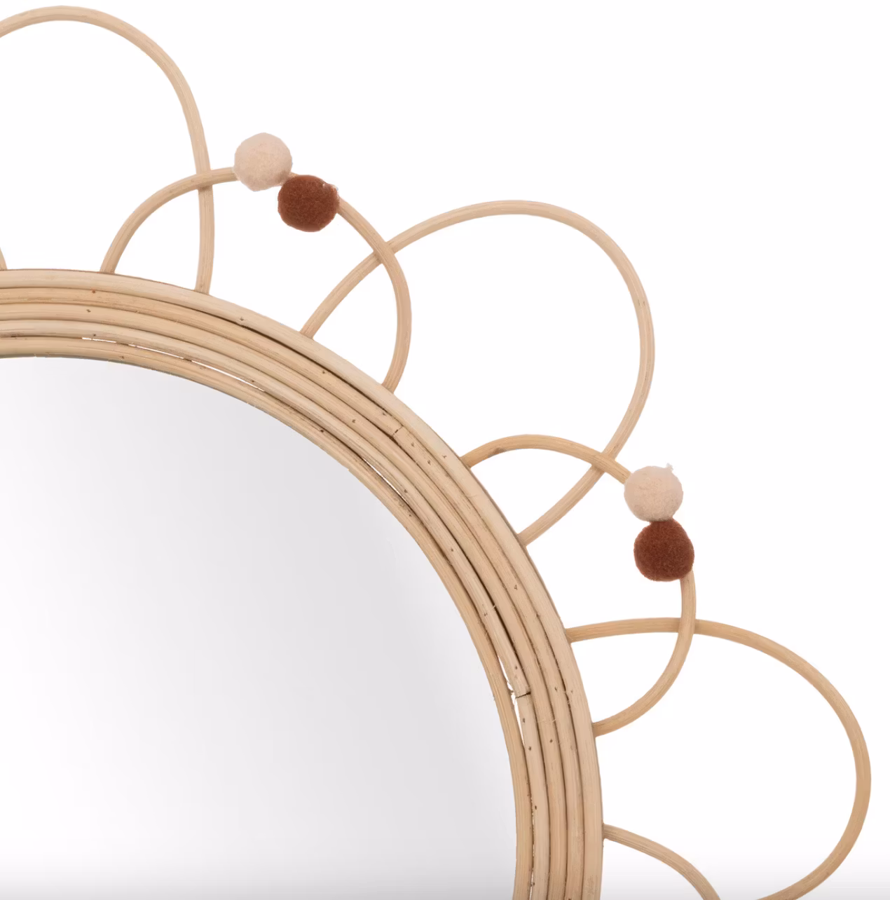 Rundt spejl af rattan til børneværelset
