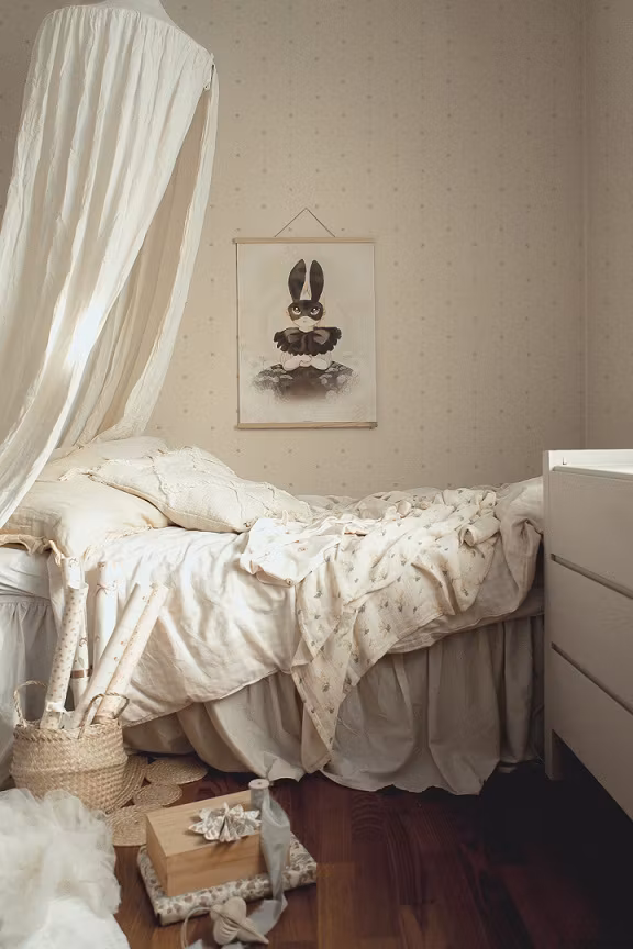 Mrs Mighetto, tapet Teeny Berries, Pale Yellow