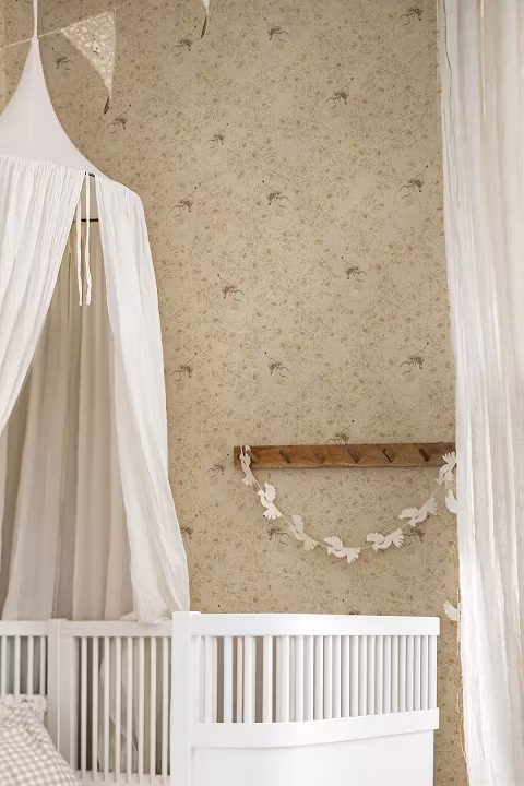 Mrs Mighetto, tapet Dear Swan, Pale Yellow