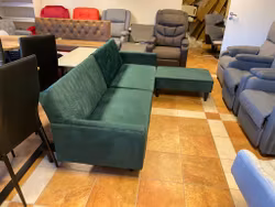Bäddsoffa sammet grön med fotpall