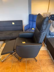 Fåtölj med fotpall konstläder