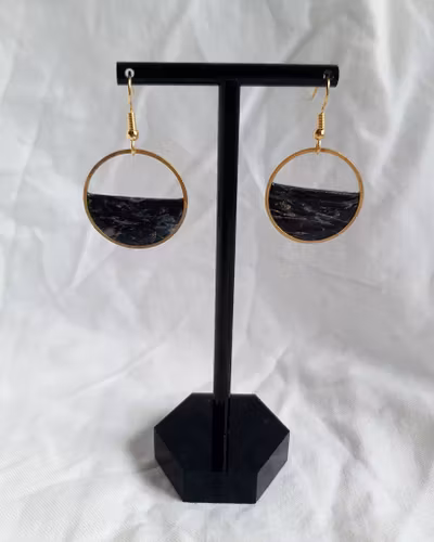 Black and gold rounds