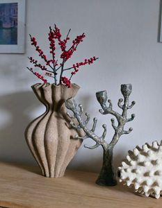 Skulptural vas brun