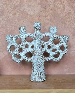 Vit prickig 5- armad kandelaber.