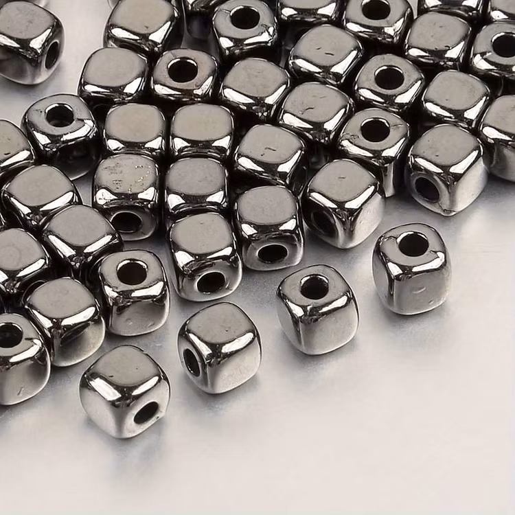 Fyrkantig pärla, svart, 4mm - 50pack