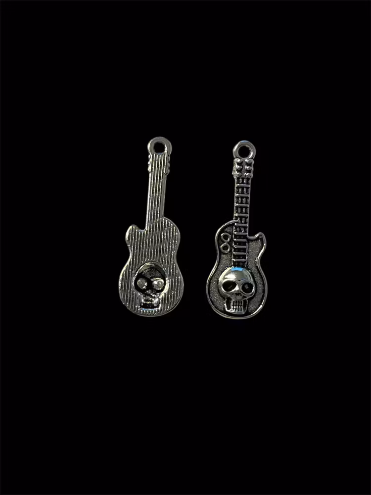Gitarr med döskalle i metall