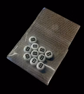 Bokstavspärla, 7mm, vit, B - 10st