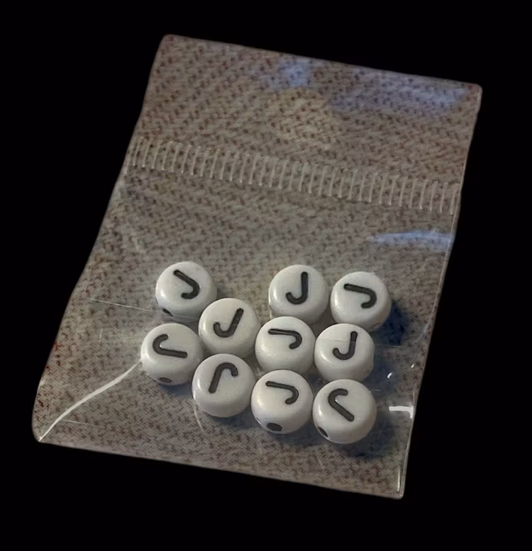 Bokstavspärla, 7mm, vit, J - 10st