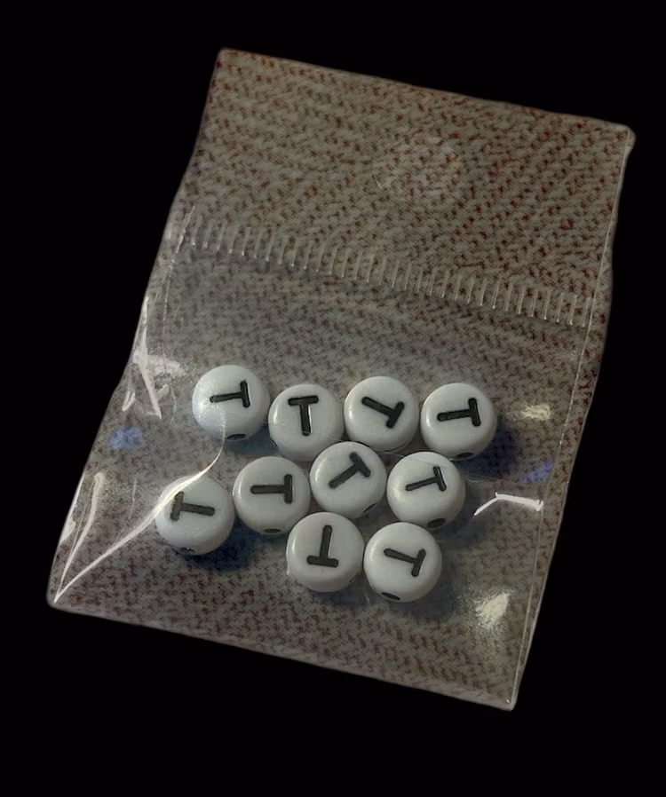 Bokstavspärla, 7mm, vit, T - 10st