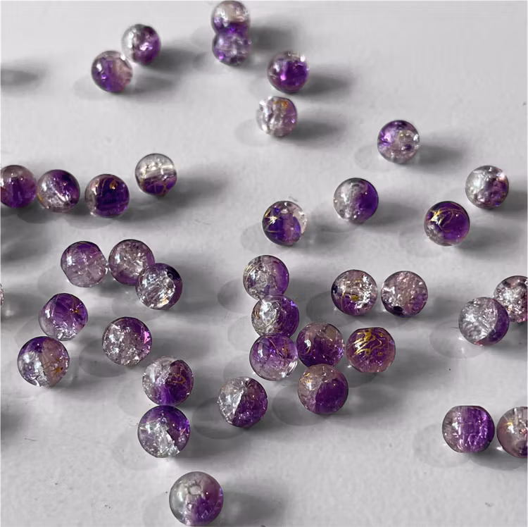 Krackelerad glaspärla med guldtråd, lila/vit, 8mm - 50st