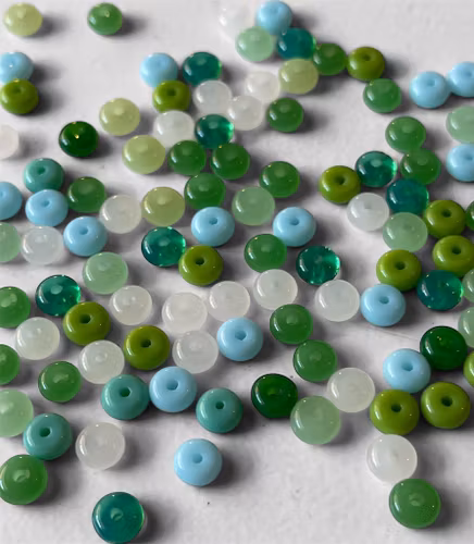 Platt glaspärla, grön mix, 6mm - 50st