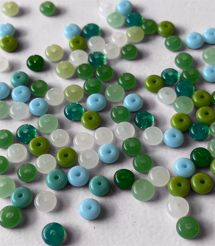 Platt glaspärla, grön mix, 6mm - 50st