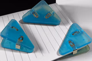 Hörnklämma - blå transparent