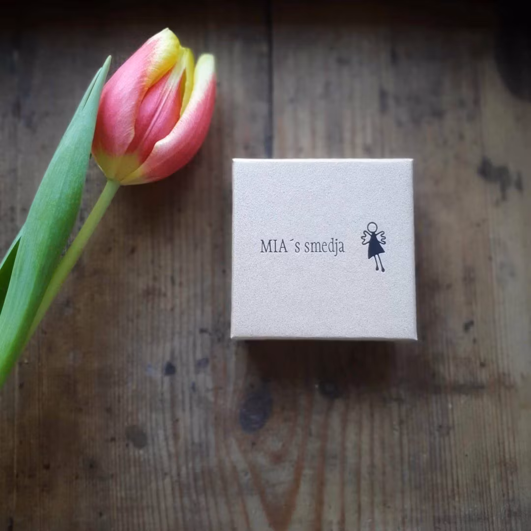 MIA´s smedja > Silverhalsband - omtanke i en liten ask