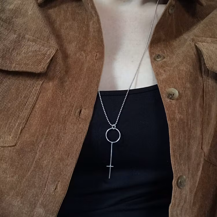 Emma med silverhalsband Kvinnokraft Stor i en kulkedja