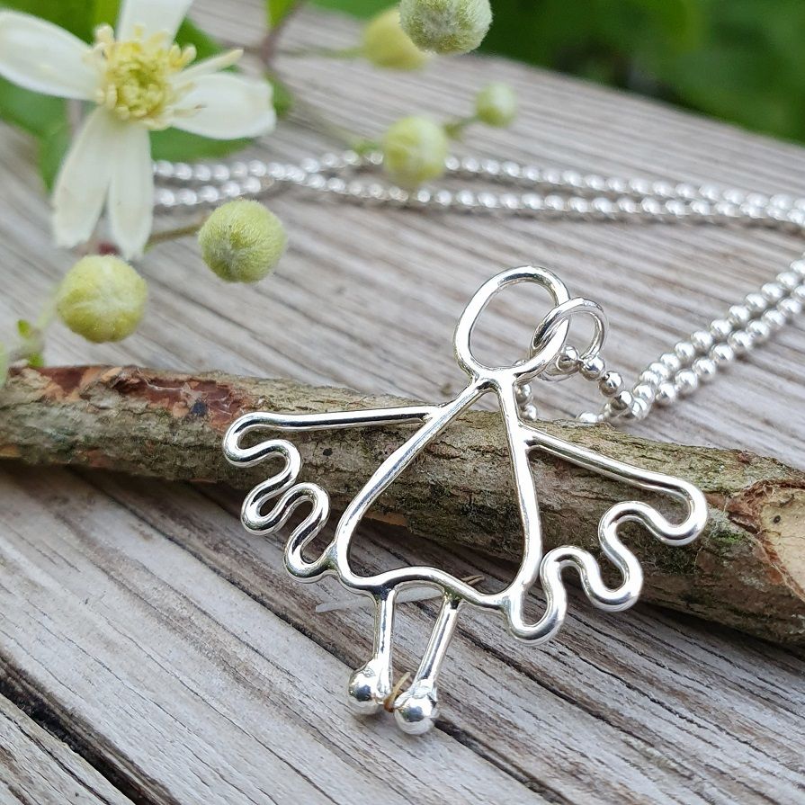 Silverhalsband med silverängeln Signe i en kulkedja.