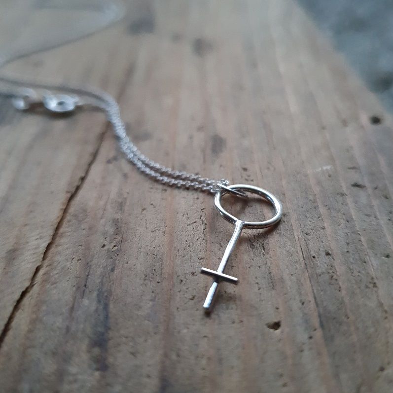 Silverhalsband Kvinnokraft Mellan i en ankarkedja.
