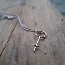 Silverhalsband Kvinnokraft Mellan