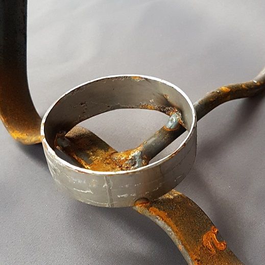 Närbild på Änglavaktens ljushållare, som passar till ett gravljus eller ett litet blockljus.