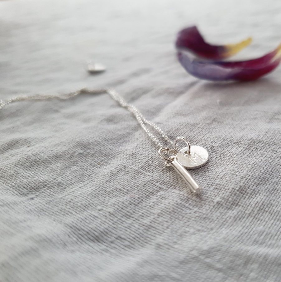 Silverhalsband Pinnen med en bokstavsberlock
