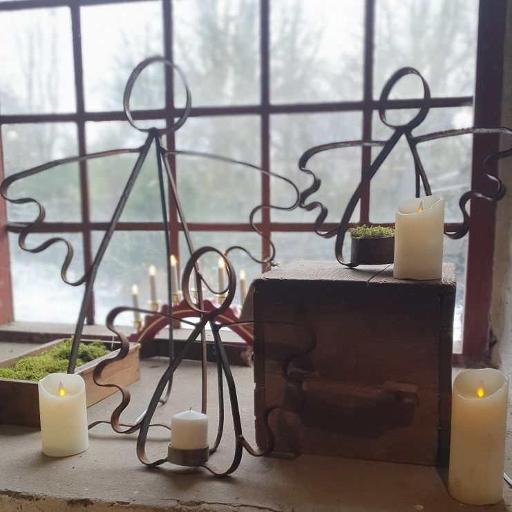 Kombination av rostiga änglavakter i MIA´s smedjas monter vid Huseby Julmarknad.