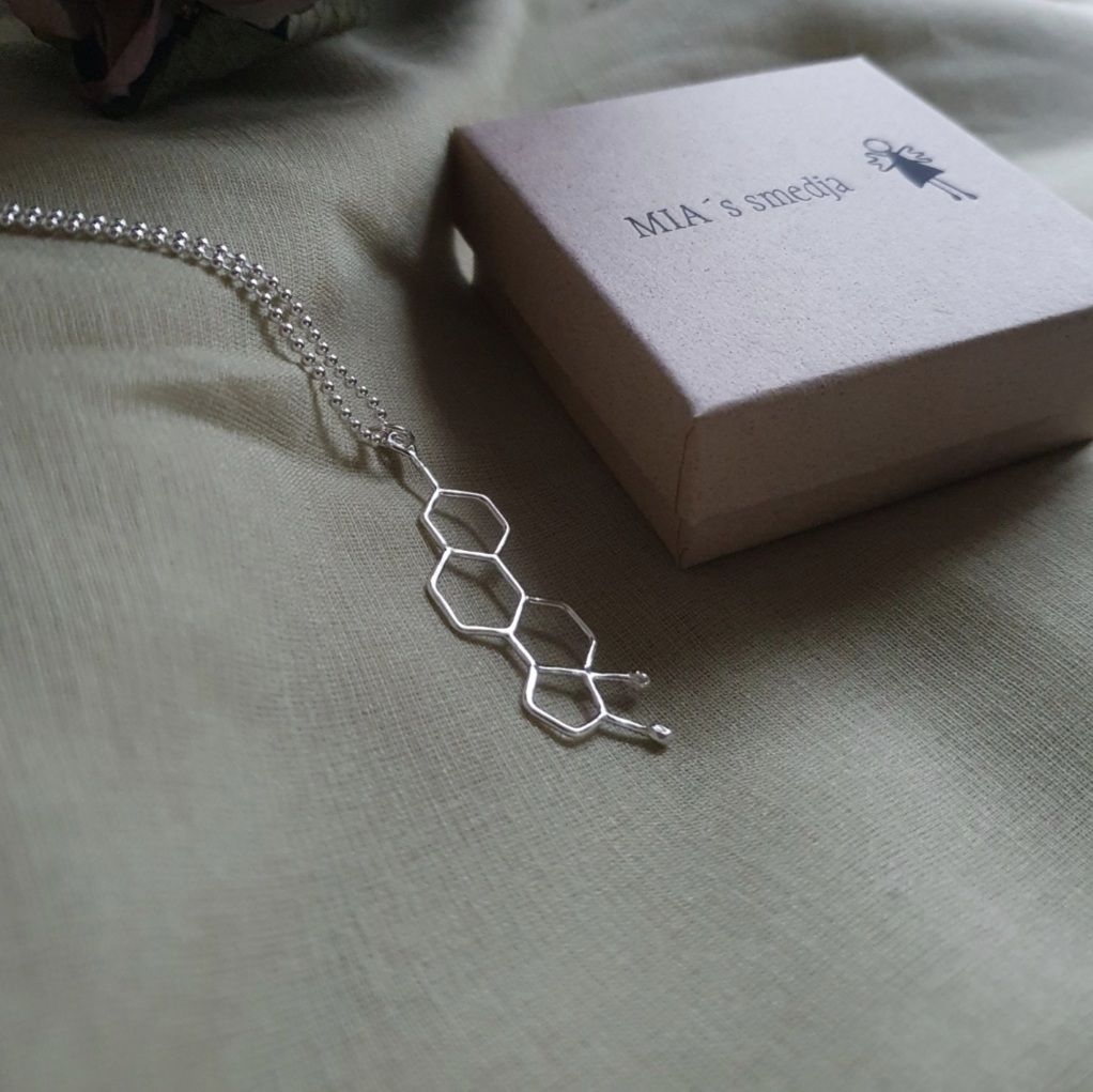Östrogenmolekylen som silverhalsband.