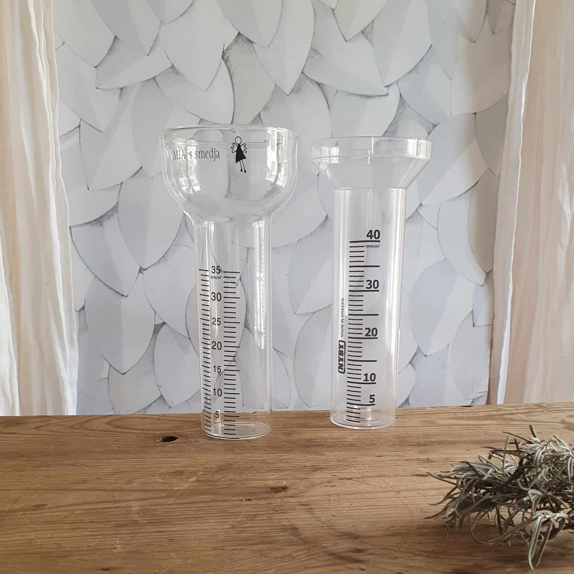 Mätglas till regnmätare. Välj mellan plast och glas.