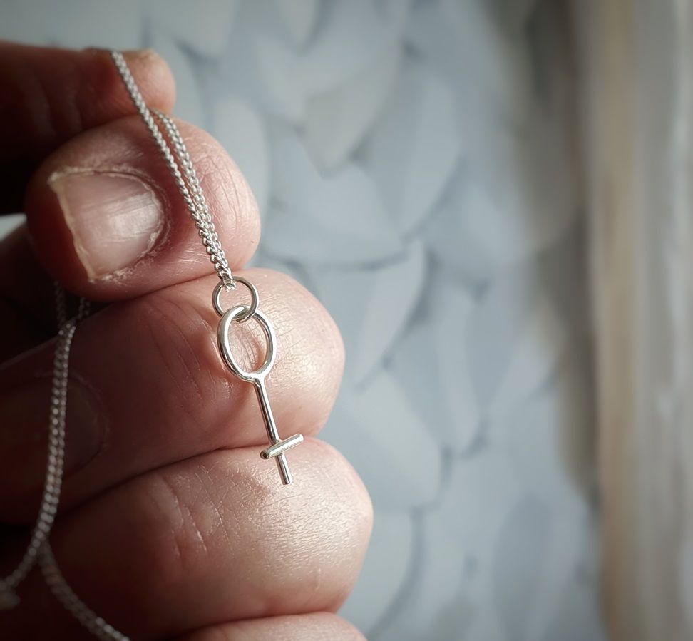 Kvinnosymbolen som silverhalsband. Kvinnokraft Liten från MIA´s smedja.