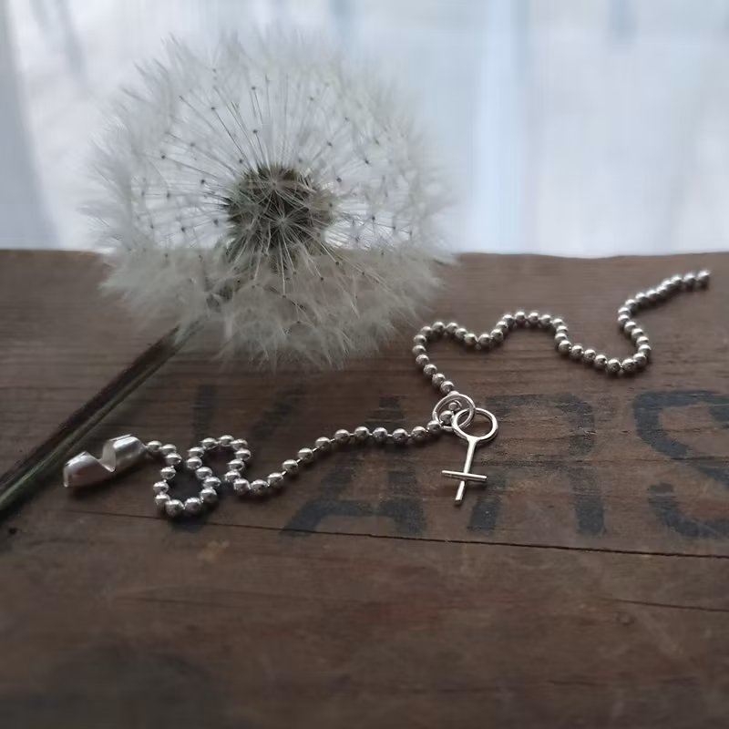Silverarmband Kvinnokraft med handgjord kvinnosymbol i äkta silver.