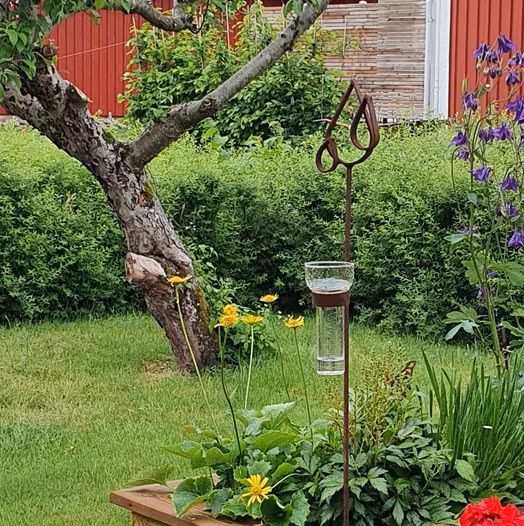 Regnmätaren Droppar i en vacker trädgård i Älmhult.