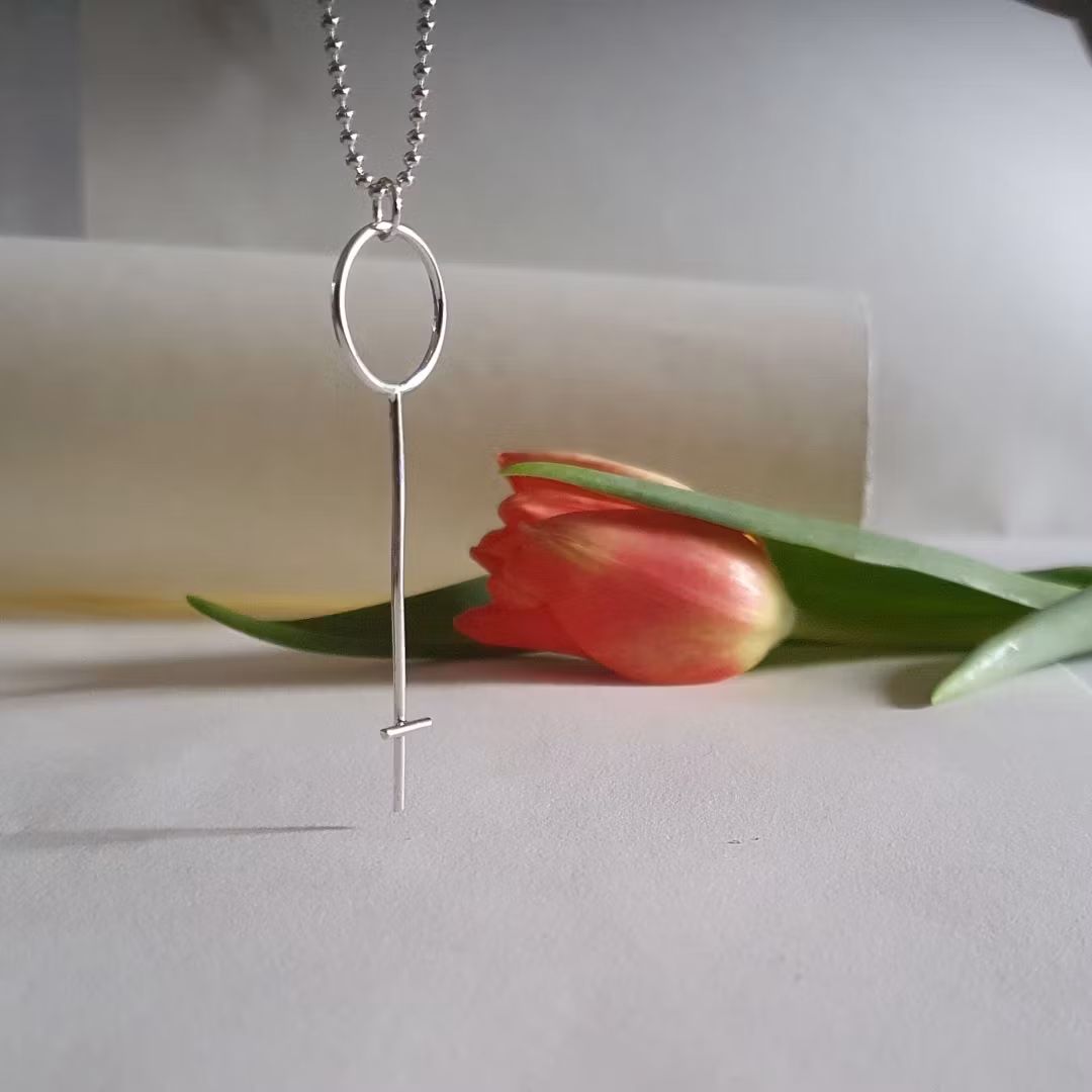 Feministiskt silverhalsband Kvinnokraft Stor.