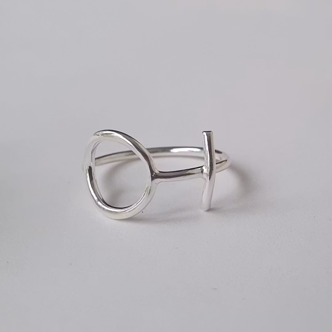 Enkel, stilren silverring med kvinnotecknet.