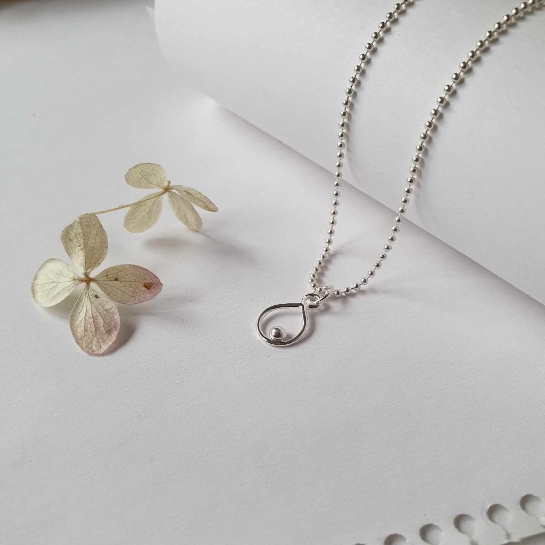 Vänskapssmycke Ärtan, ett handgjort silverhalsband.