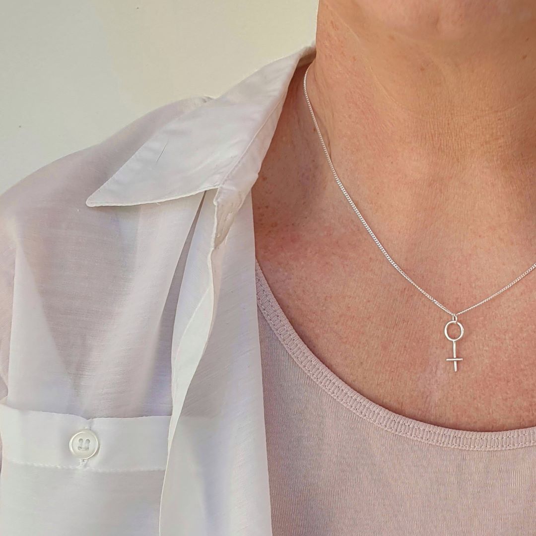 Femnistiskt silverhalsband Kvinnokraft Liten.