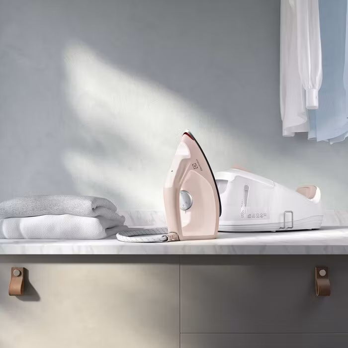 Electrolux E6ST1-4PP REFINE 600 Steam Steam Station Powder Pink