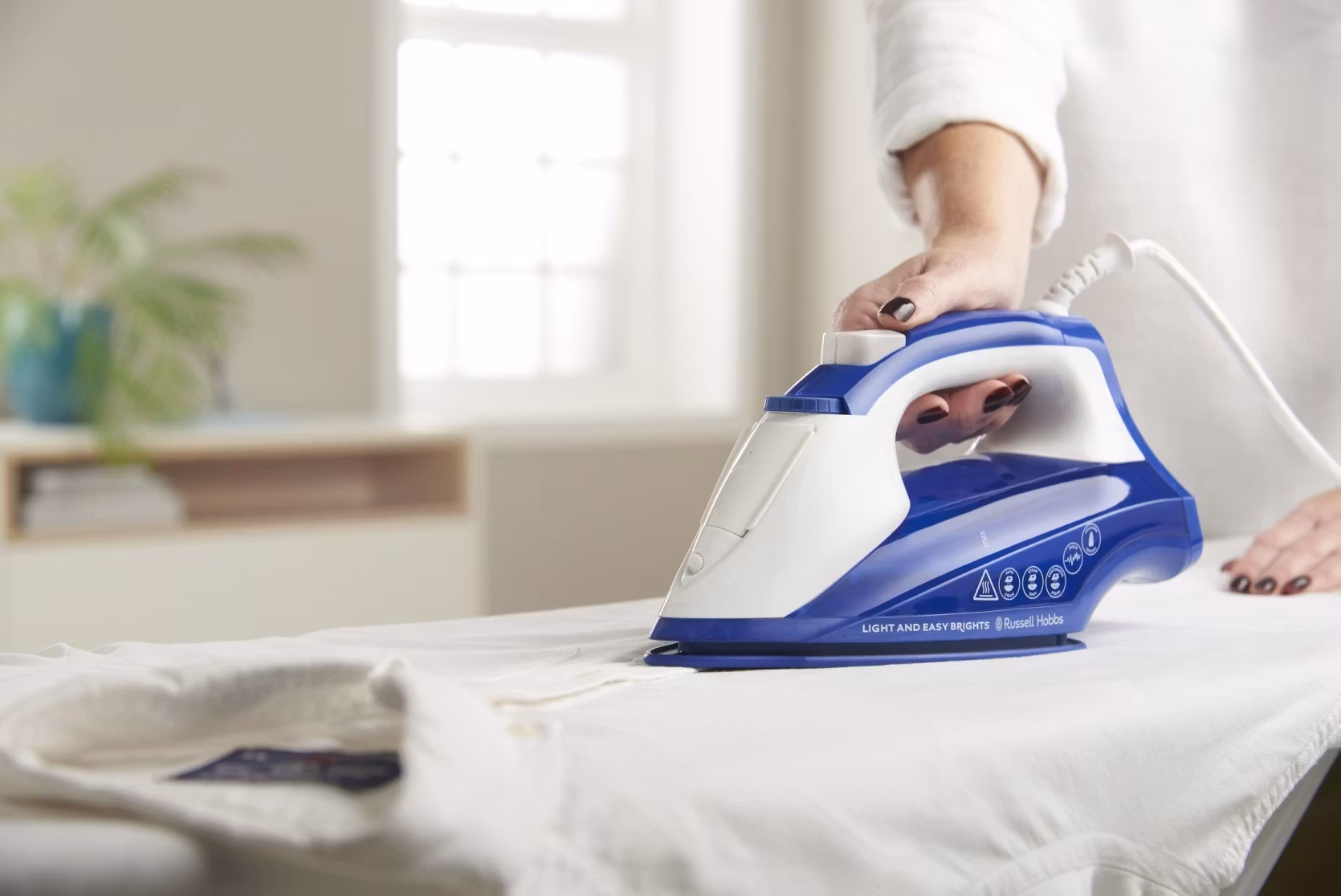 Strykejern Russell Hobbs Light and E. 2400 W m.blå