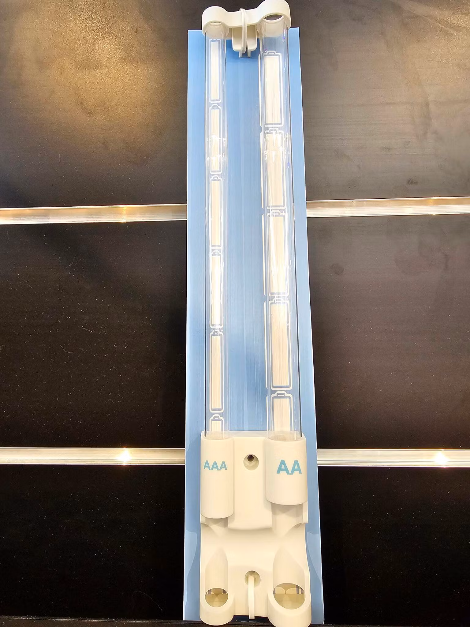 Vegghengt batteriholder for AA / AAA