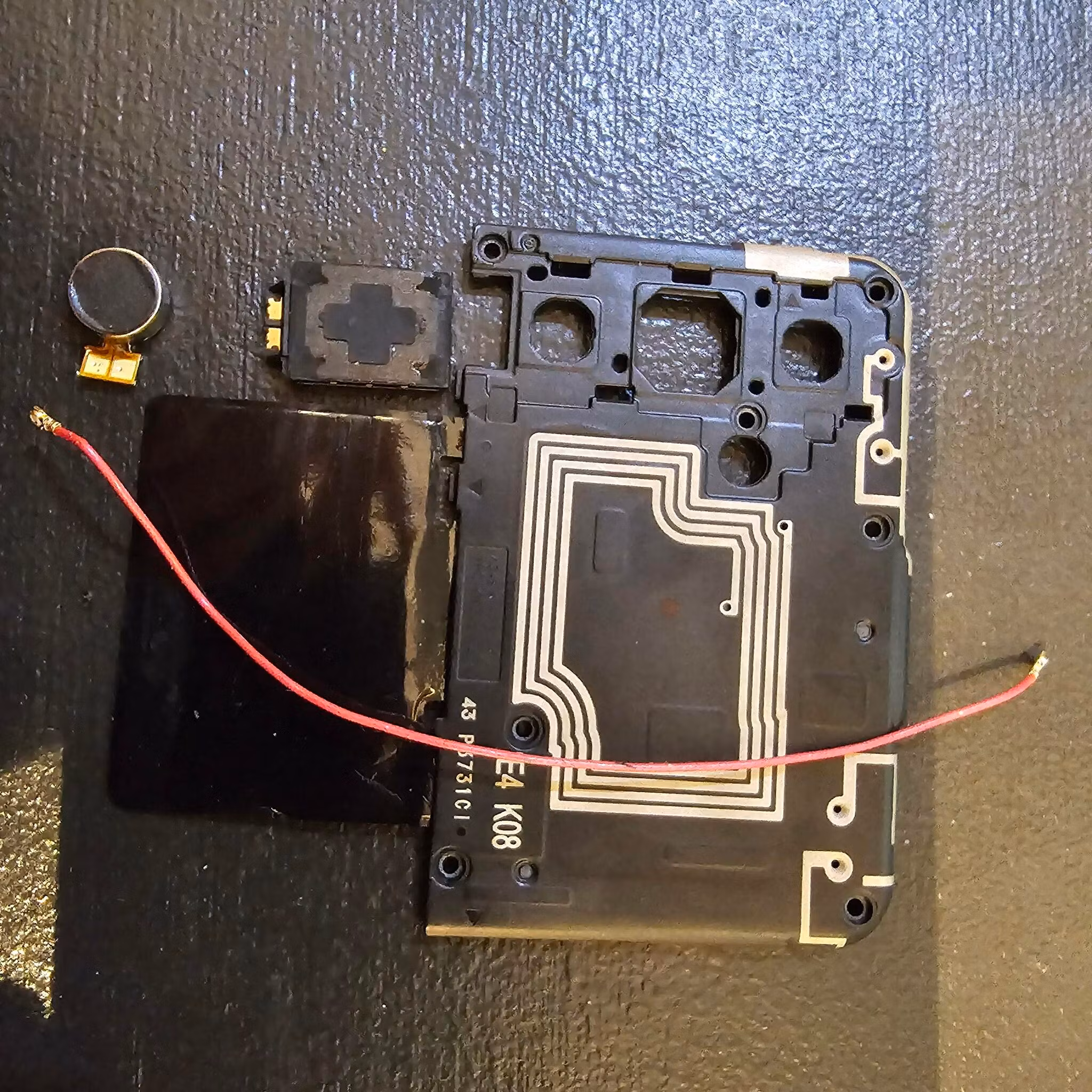 Logicboard cover, antennekabel, speaker og buzzmodul for A04s sort (SM-A047F)