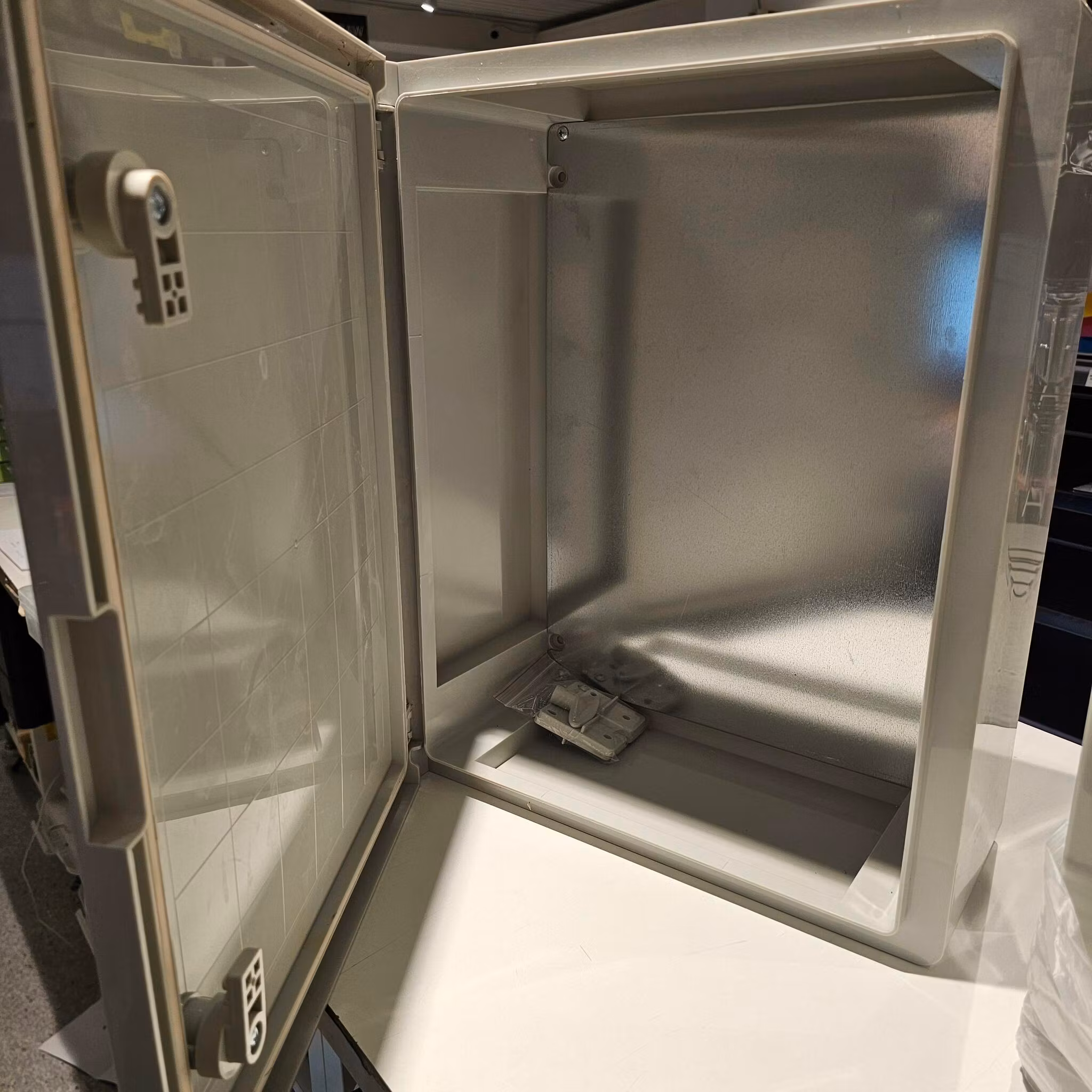 Låsbart dataskap 50cm x 40cm x 18cm i plast grått