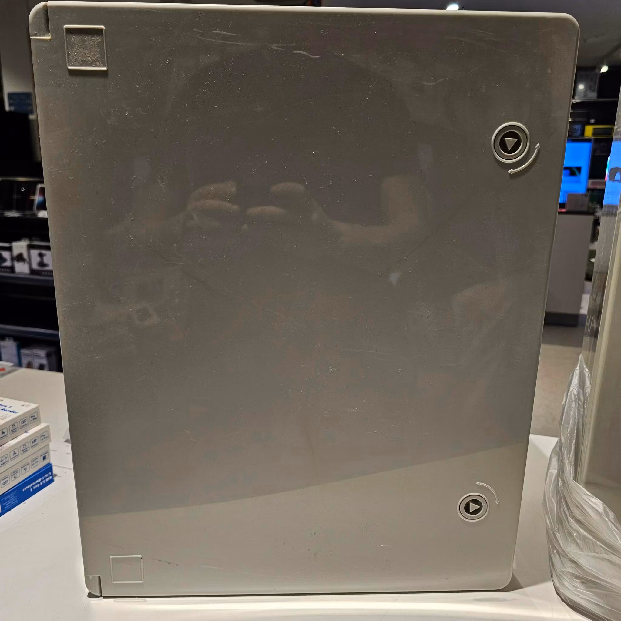 Låsbart dataskap 50cm x 40cm x 18cm i plast grått