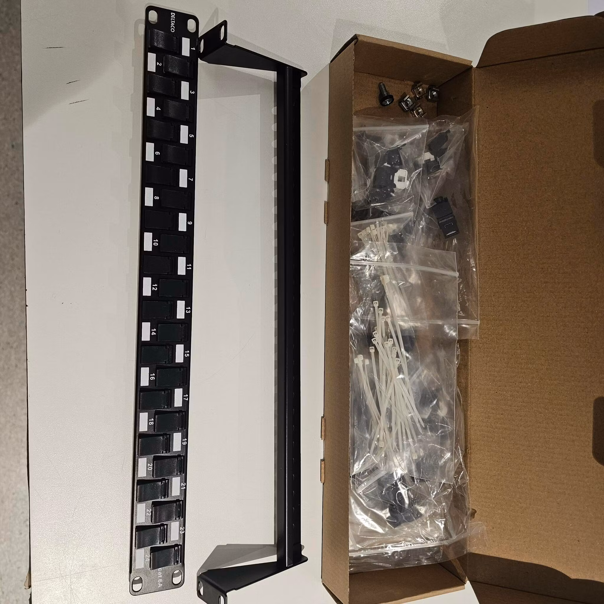 Deltaco 24-port Patchpanel Sort Cat6 1U ink. 24x Keystones