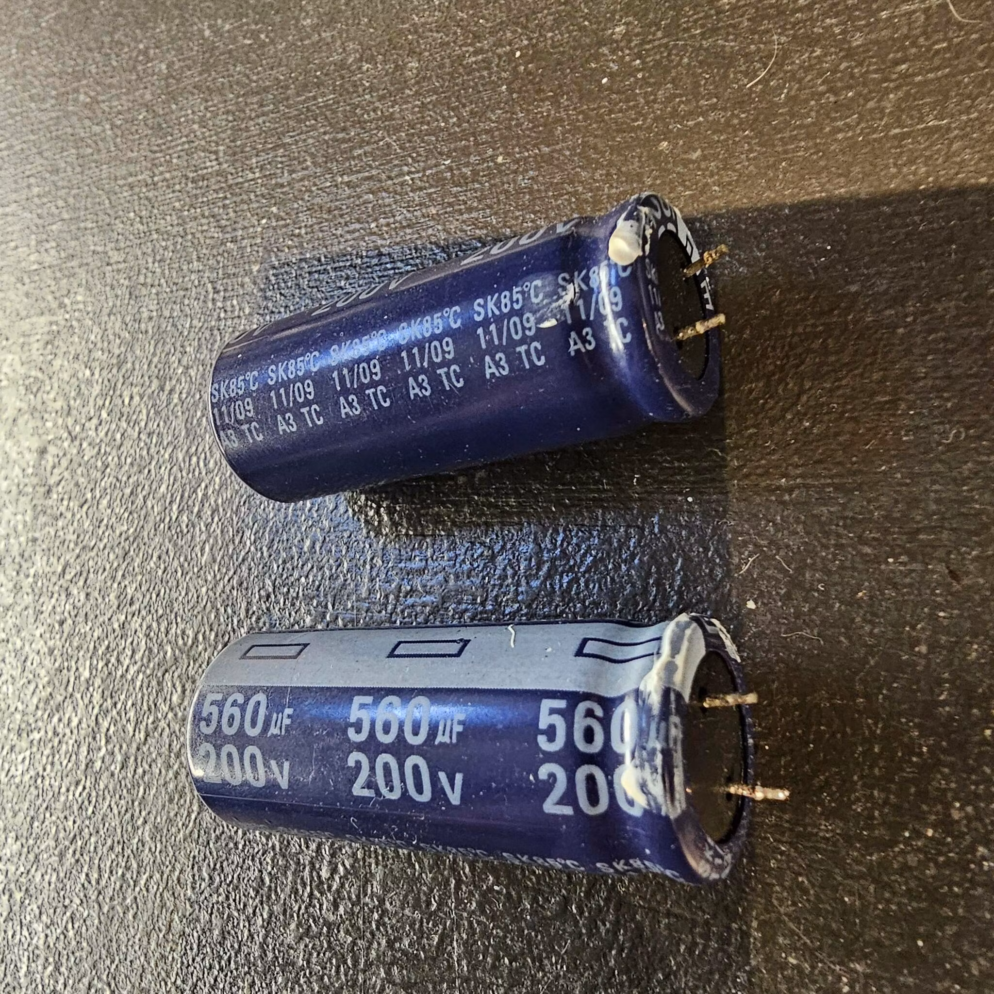 560UF 200V 18*45mm Aluminum Electrolytic Capacitor