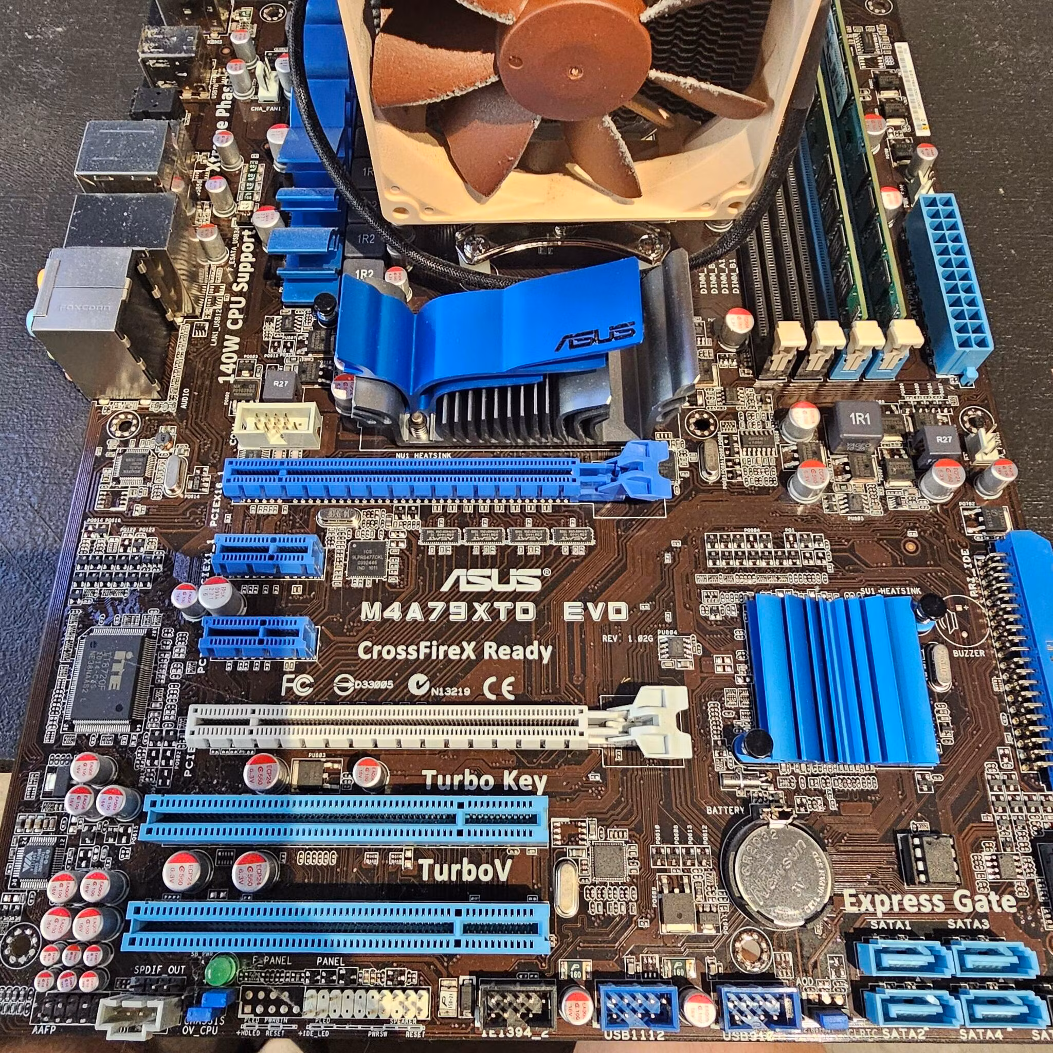 Vintage ASUS M4A79XTD MB AMD CPU med stockcooler og 8GB RAM