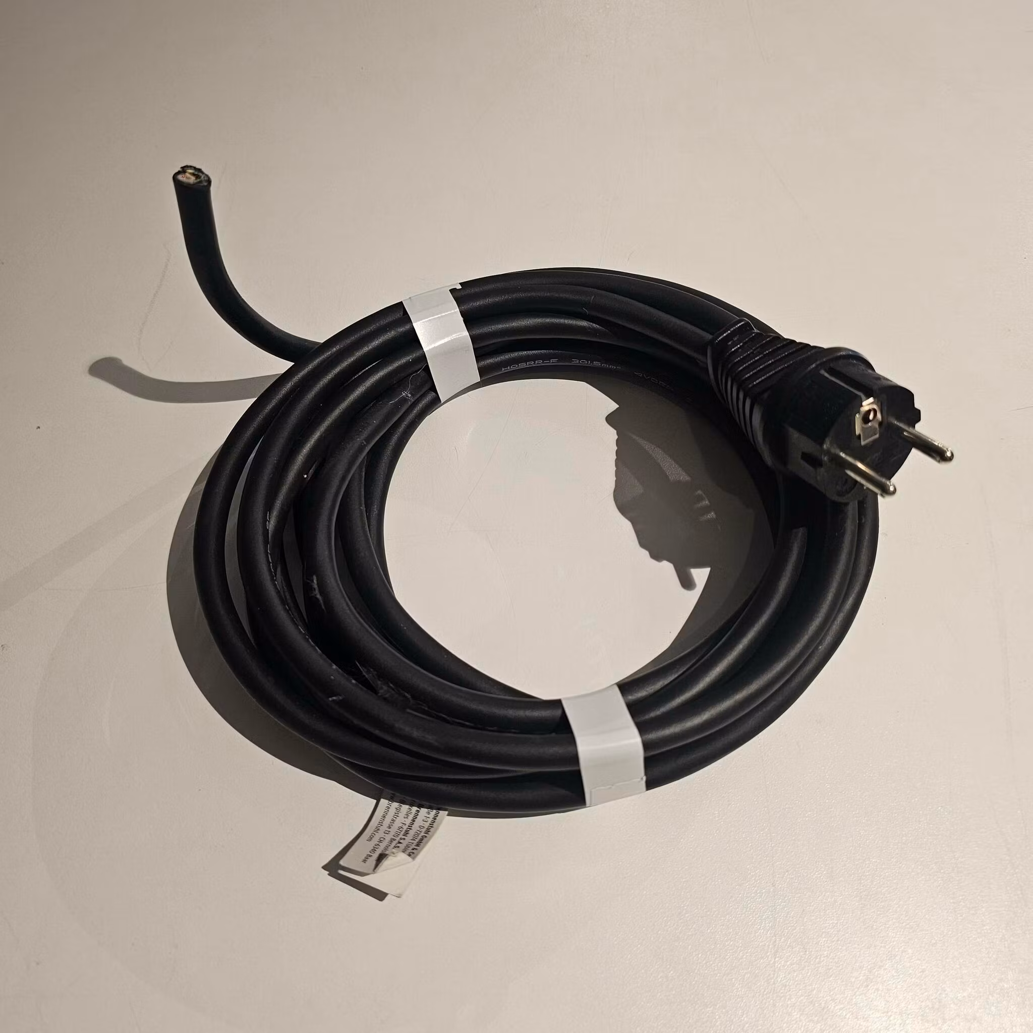 Strømkabel 5m, han plugg i ene enden, ingen kontakt i andre.