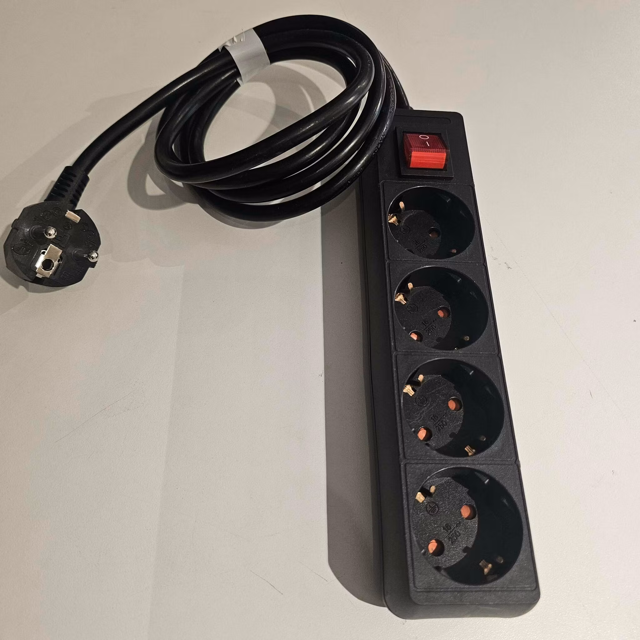 Deltaco 4 AC-utgångar-kontakter grenuttag, 1,5 m, Svart