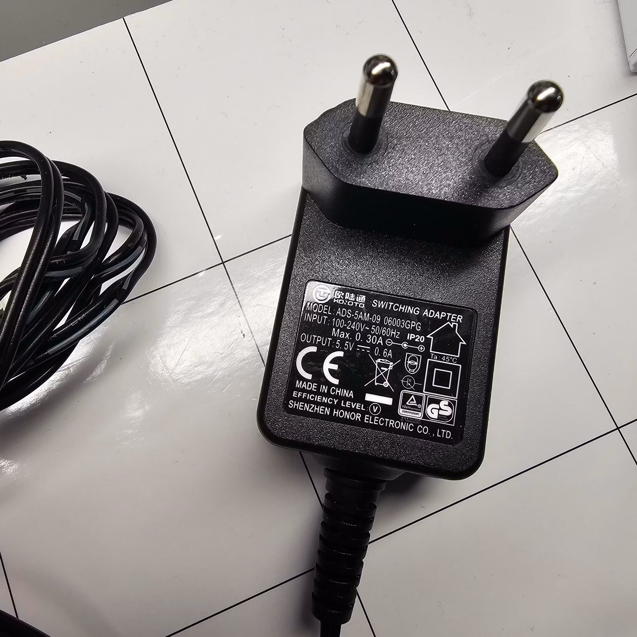 AC-DC adapter 100-240VAC til 5.5VDC 0.6A Uten plugg