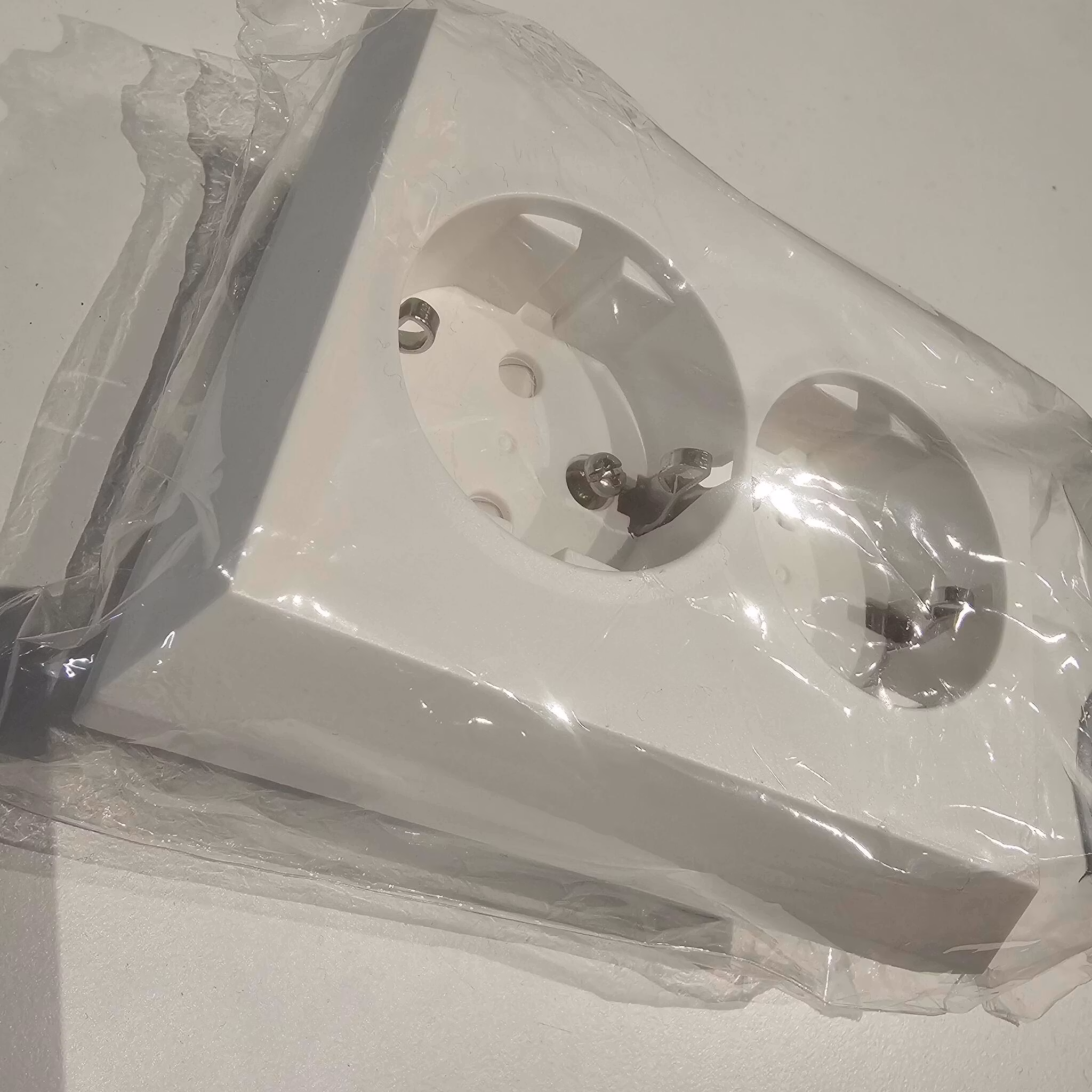 Dobbel innfelt stikkontakt hvit