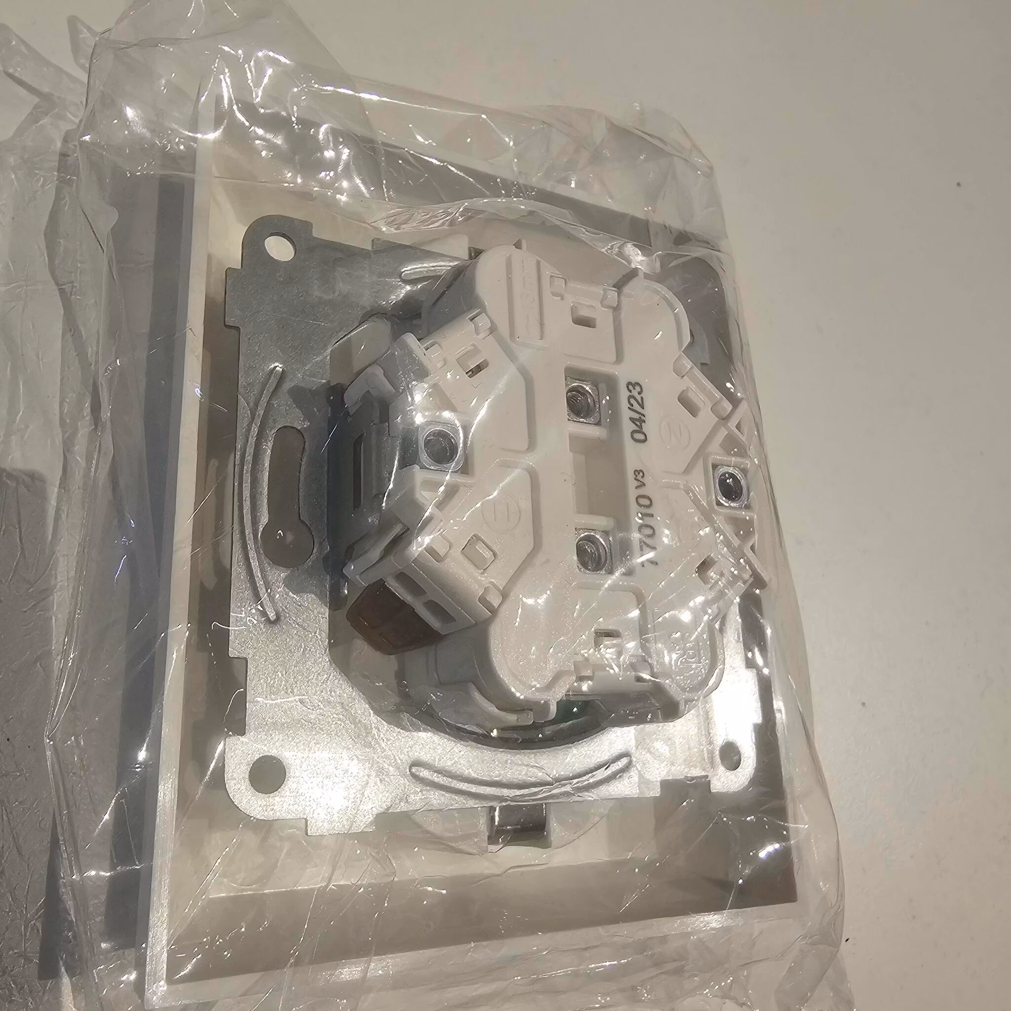 Dobbel innfelt stikkontakt hvit